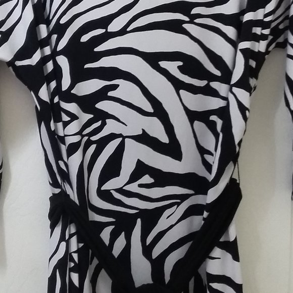 Black print dress with tie band - Picture 4 of 4